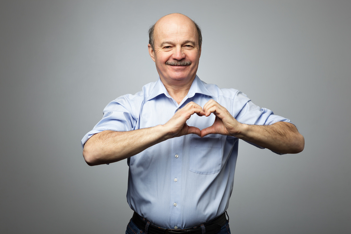 Algumas causas podem ser prevenidas. Fonte da foto: thinkstock photos O homem mais velho tem as mãos sobre o peito em forma de coração, com uma expressão feliz no rosto
