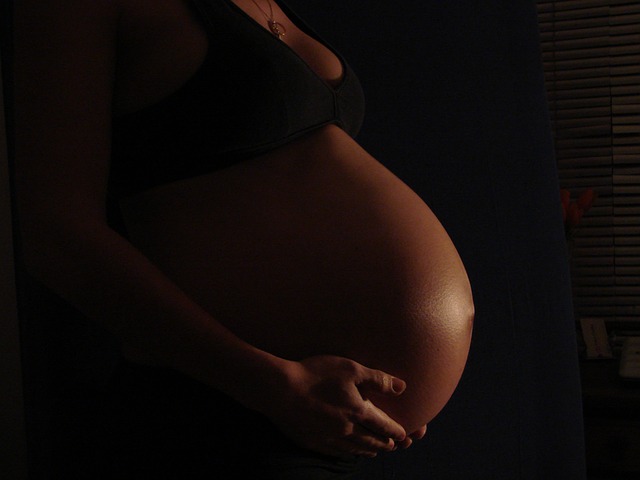 Mulher grávida, excisão abdominal
