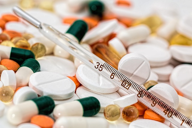 Medicamentos, termómetro, febre