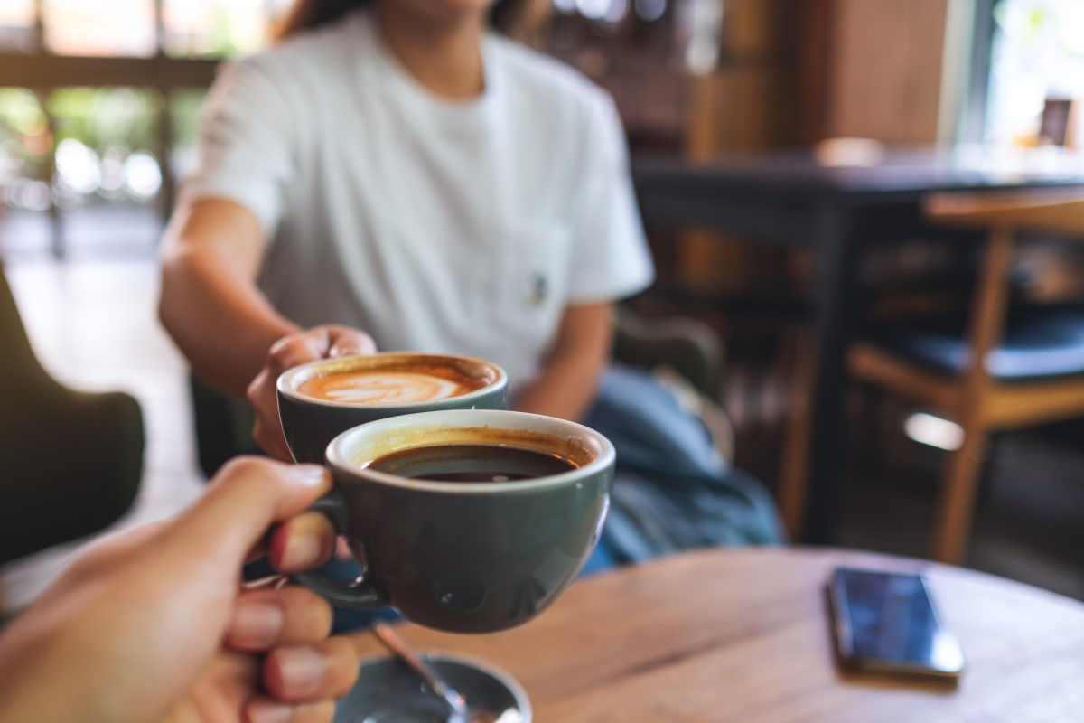 Relaxar e desfrutar de um café com uma pessoa querida