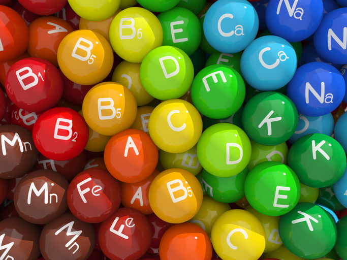Uma dieta equilibrada fornecerá as vitaminas e os minerais necessários. Fonte da foto: Getty Images as bolas coloridas representam as vitaminas e os minerais, têm uma descrição a preto