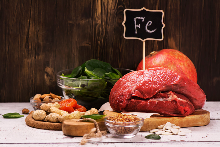 O problema pode estar no aumento da ingestão alimentar. Fonte da foto: Getty Images Alimentos ricos em ferro, carne, frutos secos, sementes