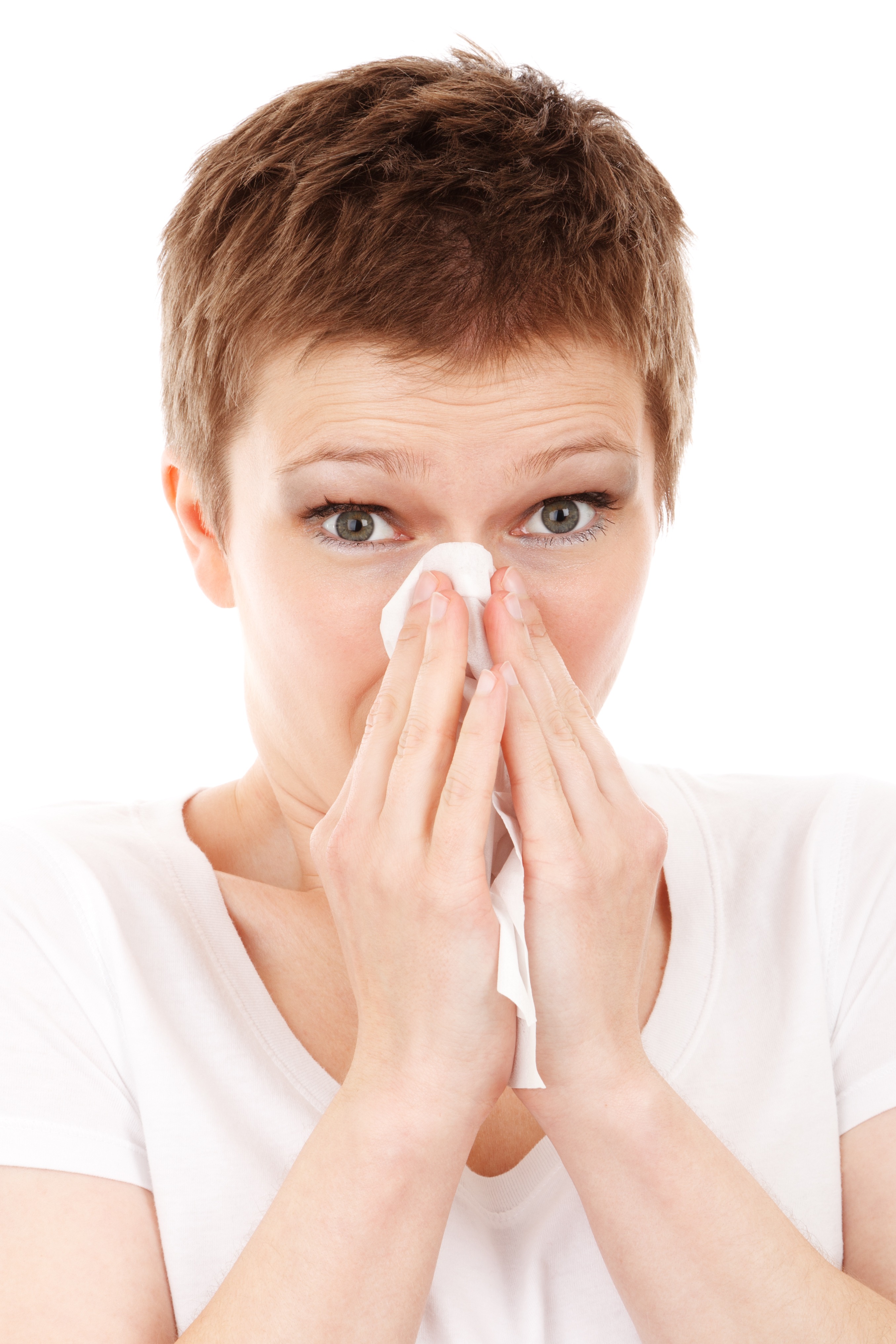 Complicações nas infecções do trato respiratório superior e rinite. Fonte da foto: Thinkstock photos a mulher funga, está constipada
