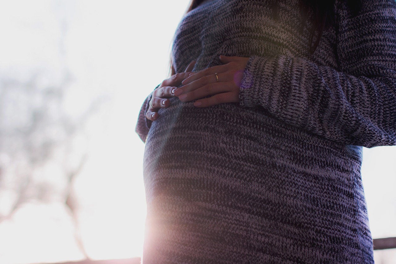 Nas alterações hormonais, mesmo na gravidez: Getty Images Mulher, gravidez, mãos na barriga, sol