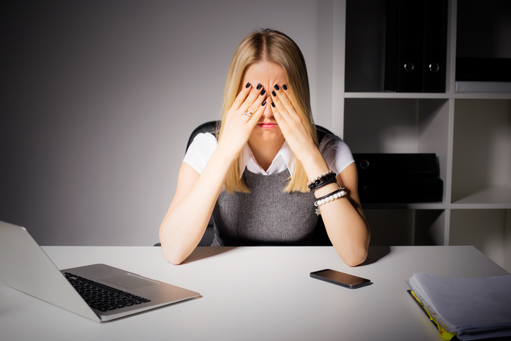 A fadiga após um trabalho prolongado ao computador provoca cortes e outros problemas. Fonte da foto: Getty Images Mulher com olhos cansados, trabalho prolongado no computador, síndrome do olho seco