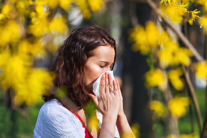 A alergia ao pólen é uma causa comum de nariz entupido: Getty Images Uma mulher assoa o nariz entupido devido à febre dos fenos, uma alergia ao pólen