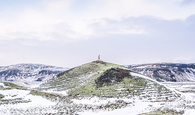 A hipotermia ambiental é comum. Fonte da foto: Pixabay Paisagem de inverno, montanhas, céu, neve, frio, inverno