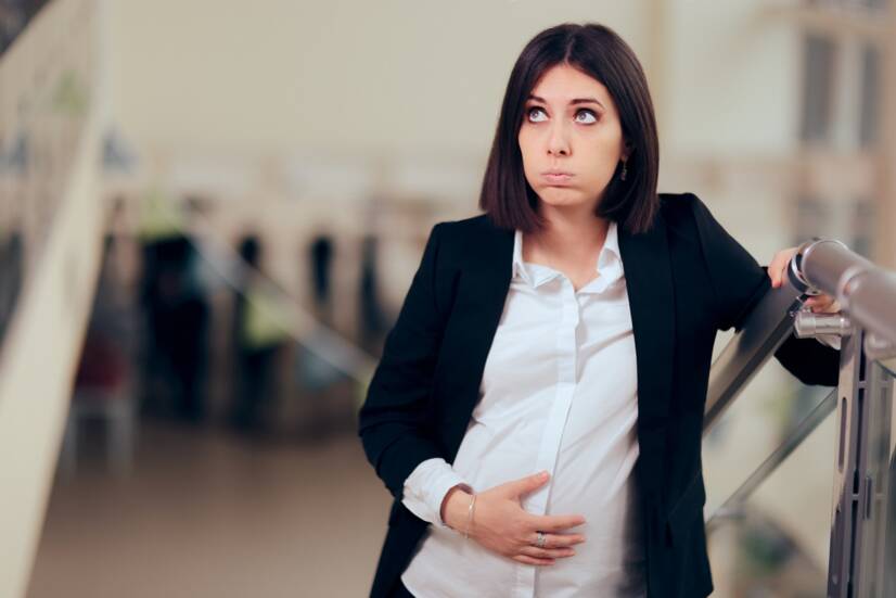 Uma mulher grávida cansada depois de subir as escadas: Getty Images