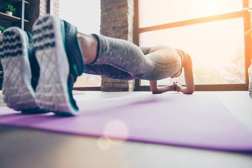 A prancha é mais eficaz do que os abdominais? Como praticá-la corretamente?