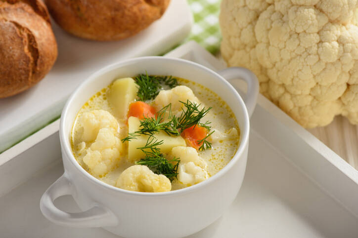 Sopa de creme de couve-flor simples e saudável. Conhece esta receita?