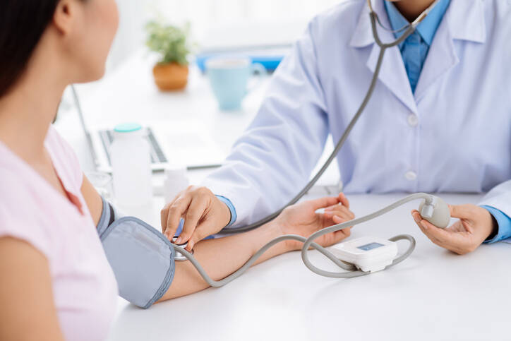 O que é a hipertensão mascarada? Pressão arterial normal no médico, mas...