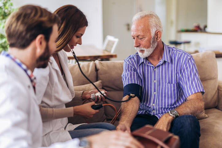 Medir a tensão arterial, o pulso ou a respiração em casa. Como saber os valores?