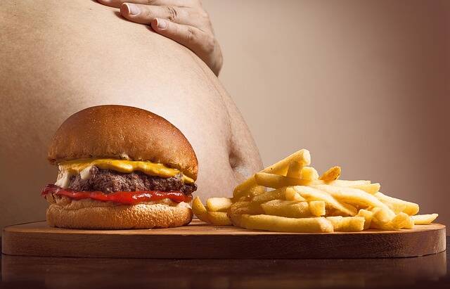 Qual é a diferença entre excesso de peso e obesidade?