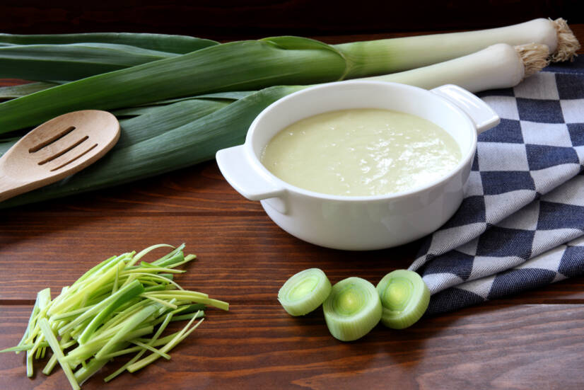 A sopa de alho francês é boa para o nosso corpo. Experimente a nossa receita simples