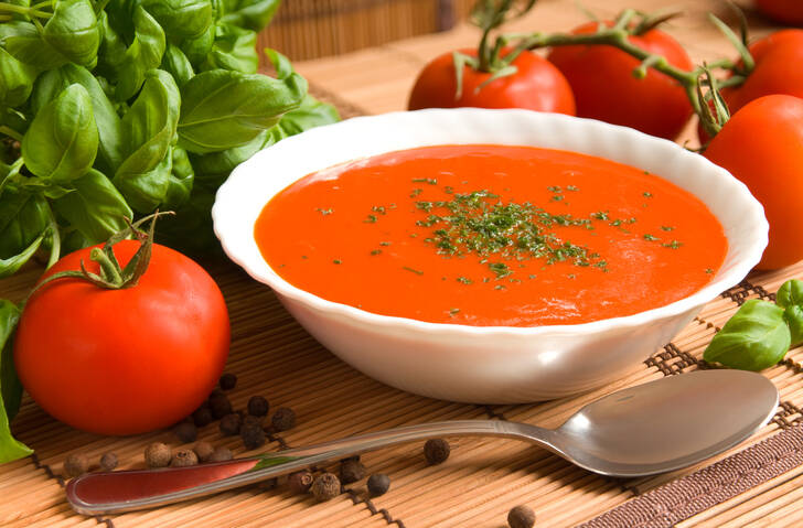 Receita de sopa de tomate com batata-doce saudável e em forma