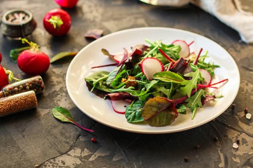 Salada saudável de acelga e rabanete? Aqui está uma receita simples e adequada