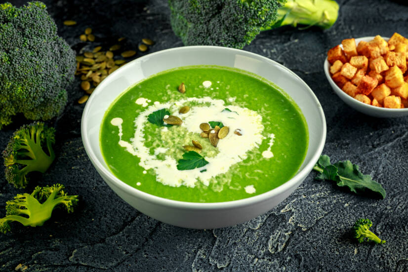 Sopa de brócolos saudável e cheia de vitaminas? Vai adorar esta receita