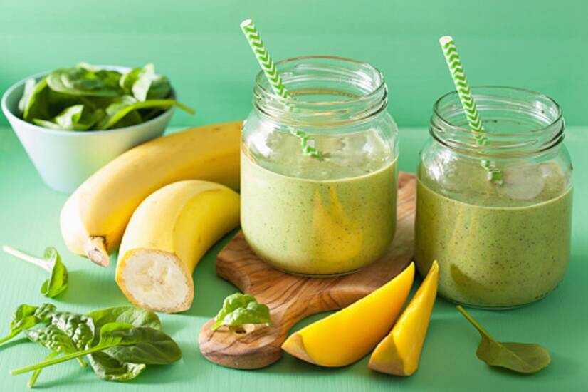 Receita de um batido de manga saudável e em forma (com banana e ananás)