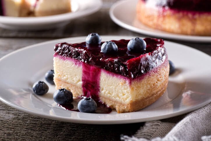 Cheesecake de mirtilo saudável? Experimente a receita com queijo cottage e mascarpone
