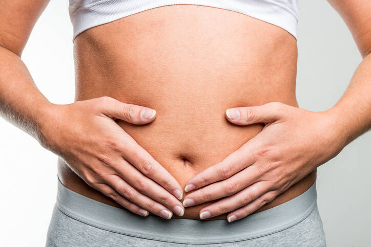 Dor à volta do umbigo: o que é que isso indica em adultos ou crianças?