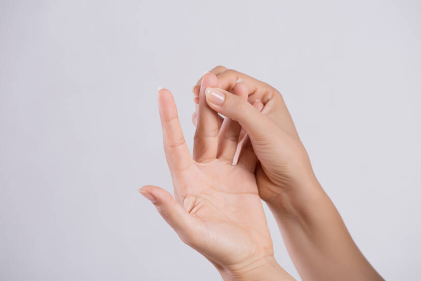 Qual é a causa da dor nos dedos das mãos e dos pés?