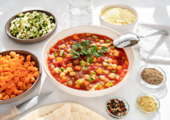 Sopa de grão-de-bico saudável com legumes, receita rápida