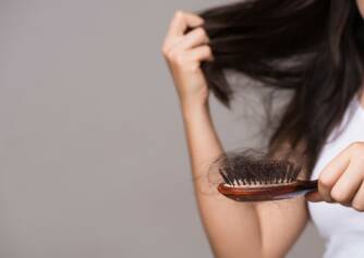 Queda de cabelo excessiva e suas causas: o que ajuda e como se trata?