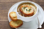 A sopa de alho em forma é uma receita saudável para um susto de gripe?