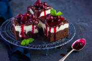 Receita de um cheesecake de frutas com migalhas fit. Como se mimar com um doce saudável?
