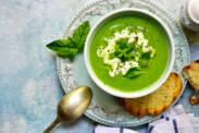 Sopa de espinafres simples e saudável. Qual é a nossa receita?