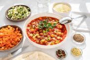 Sopa de grão-de-bico saudável com legumes, receita rápida